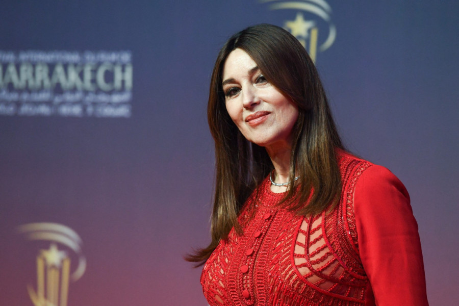 Monika Beluči u novom filmu preti nožem mužu, jede sitne kolače i stalno viče: Pogledajte o čemu se radi (VIDEO)