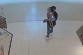 Manijak pokušao da otme devojčicu (3): Kamere u tržnom centru sve snimile, majka reagovala u zadnji čas (VIDEO)