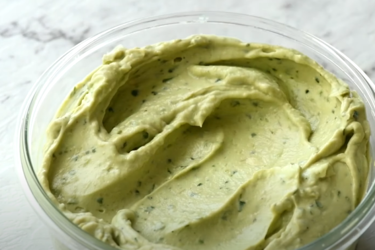 Ima pravi letnji šmek: Recept za avokado-jogurt sos koji osvežava i podiže obrok na viši nivo