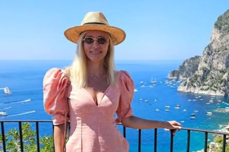 Voditeljka se baškari za sve pare! Otišla na Kapri, pa pozirala uz nestvarne pejzaže (FOTO)