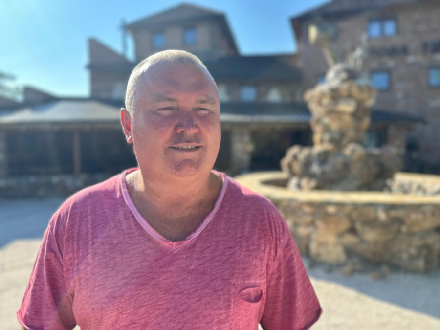 Čudo u Mršincima: Otac i sinovi deset godina zidali tvrđavu, sada je kao iz bajke u srcu Srbije (FOTO)