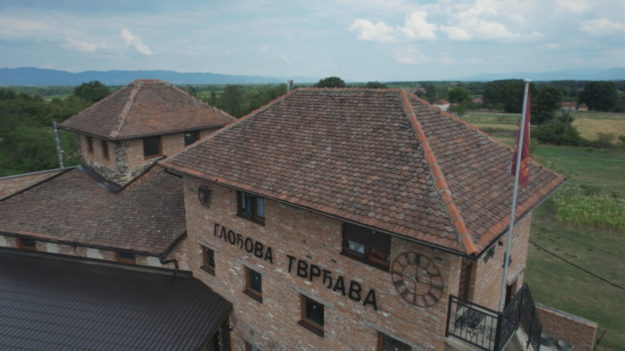 Čudo u Mršincima: Otac i sinovi deset godina zidali tvrđavu, sada je kao iz bajke u srcu Srbije (FOTO)