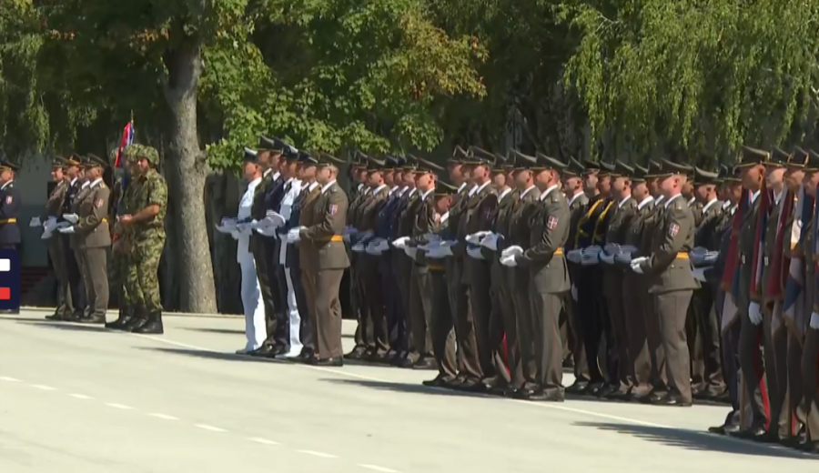 Poruka za ceo život: Ovo su reči koje je predsednik uputio najmlađim oficirima Vojske Srbije! (FOTO/VIDEO)