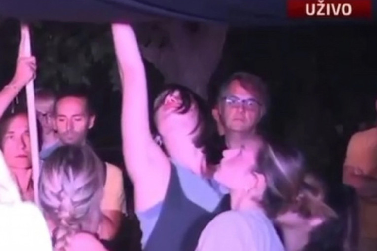 Bizaran performans u Novom Sadu: Sektaške scene, perike i sado-mazo kostimi zgrozili prolaznike!