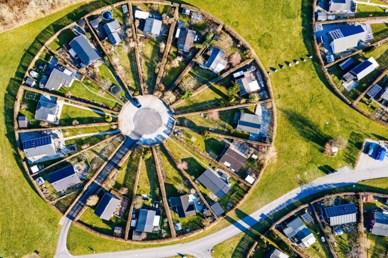 Spoj futurizma i tradicije: Selo u Danskoj je pravo čudo moderne arhitekture, nikada niste videli nešto slično (FOTO)