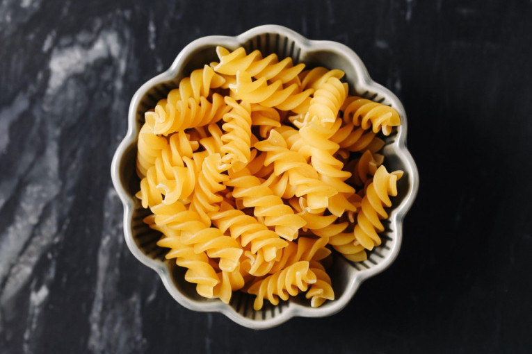 Recept dana: Osvežavajuća letnja pasta salata u kiselo-ljutom sosu savršena za lagan, a zasitan obrok