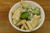Recept dana: Pasta sa brokolijem u kremastom sosu od pavlake i parmezana, odličan izbor za letnji ručak