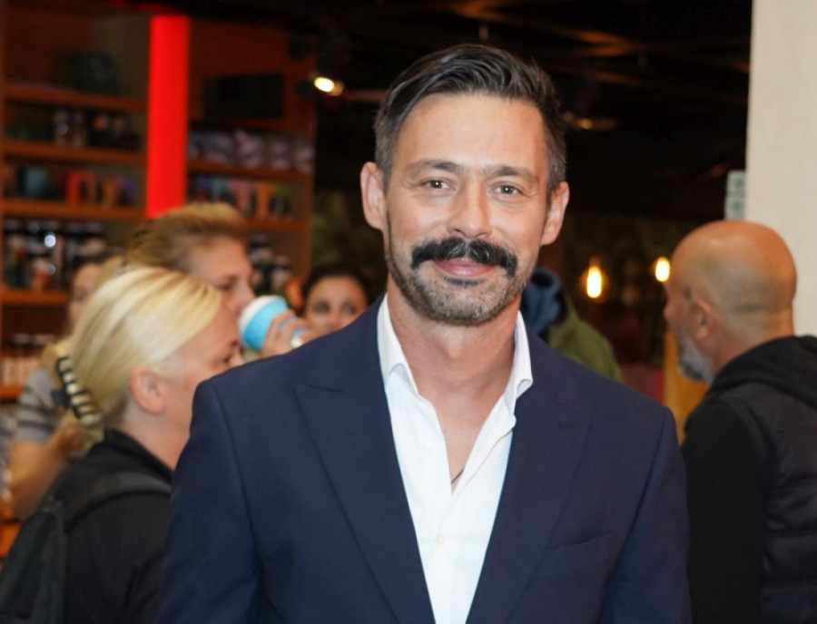 Evo kako izgleda supruga Milana Vasića nakon porođaja: Porodična šetnjica!