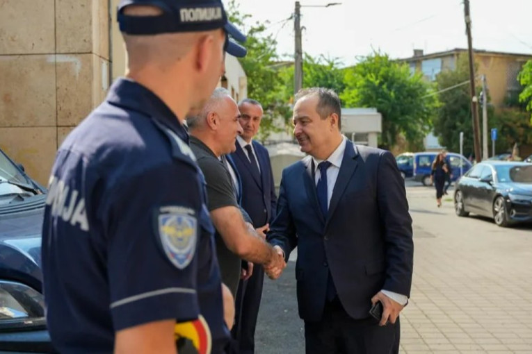 Dačić obišao Policijsku stanicu i Vatrogasno-spasilačko odeljenje u Negotinu