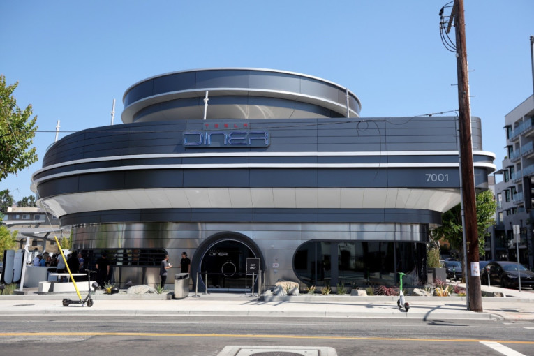 Tesla otvorila restoran: Roboti služe kokice, a hrana stiže direktno u auto (VIDEO)