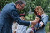 Ministarka Stamenkovski sa predsednikom Vučićem posetila krajišku porodicu Radan (FOTO)
