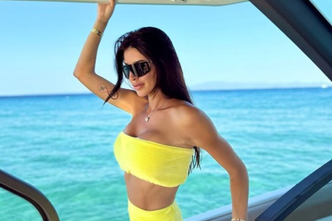 Ana Rajković u žutom topu i preuskim pantalonama: Baškari se na luks jahti! (FOTO)