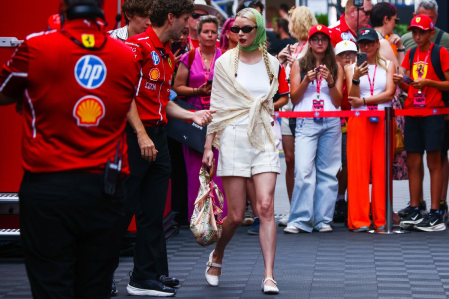 Tri marame, jedan savršen stajling: Anja Tejlor Džoj pokazala je snagu najženstvenijeg aksesoara ove sezone (FOTO)