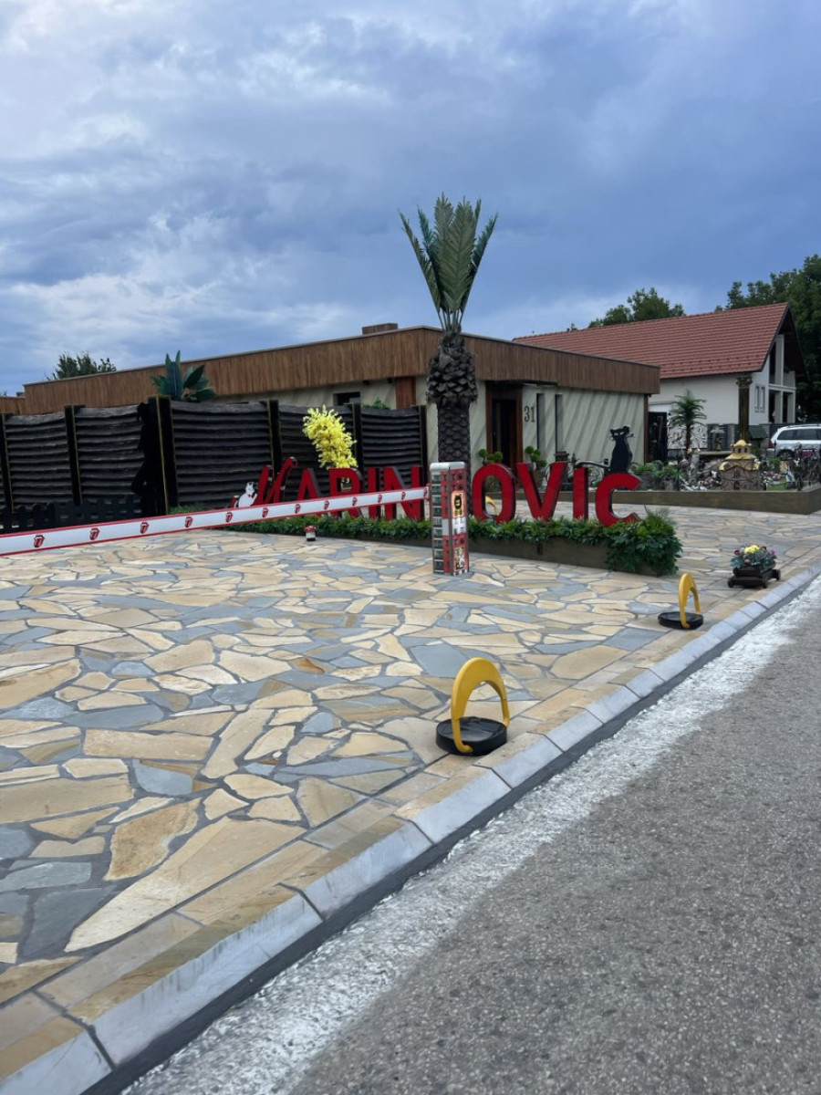 Ulaz kao u velegrad! Maca napravio oazu u Batajnici, nećete verovati šta sve ima ispred kapije (FOTO)