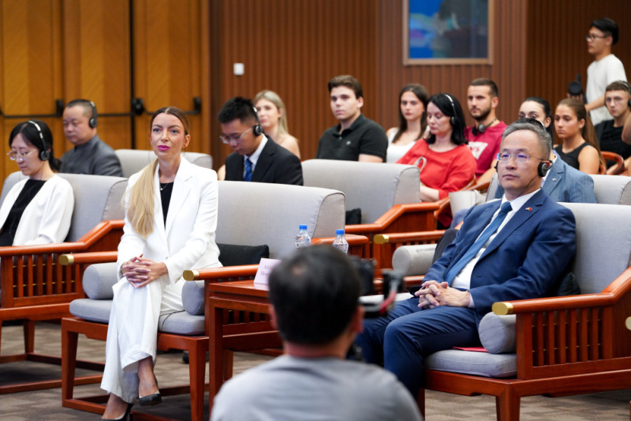 U Kinu putuje 53 studenata iz Srbije, Mesarović prisustvovala svečanom ispraćaju (FOTO)