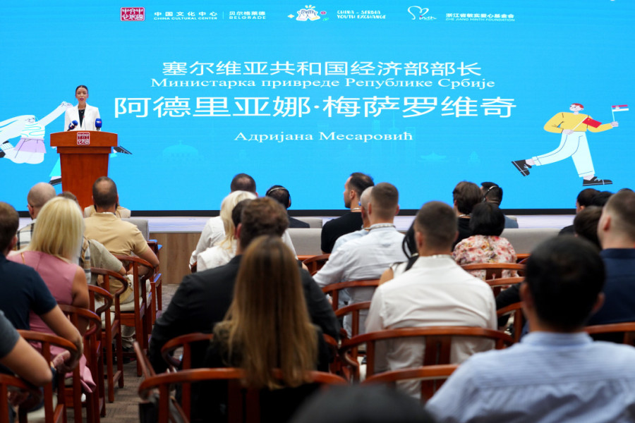 U Kinu putuje 53 studenata iz Srbije, Mesarović prisustvovala svečanom ispraćaju (FOTO)