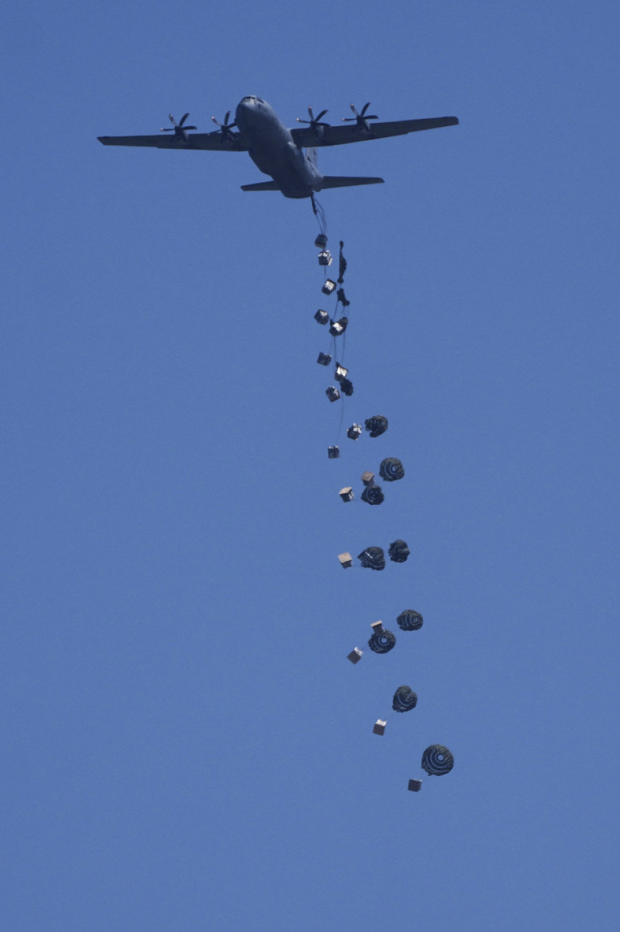 Humanitarna bomba iz vazduha: Hiljade kilograma hrane palo na Gazu! (FOTO)