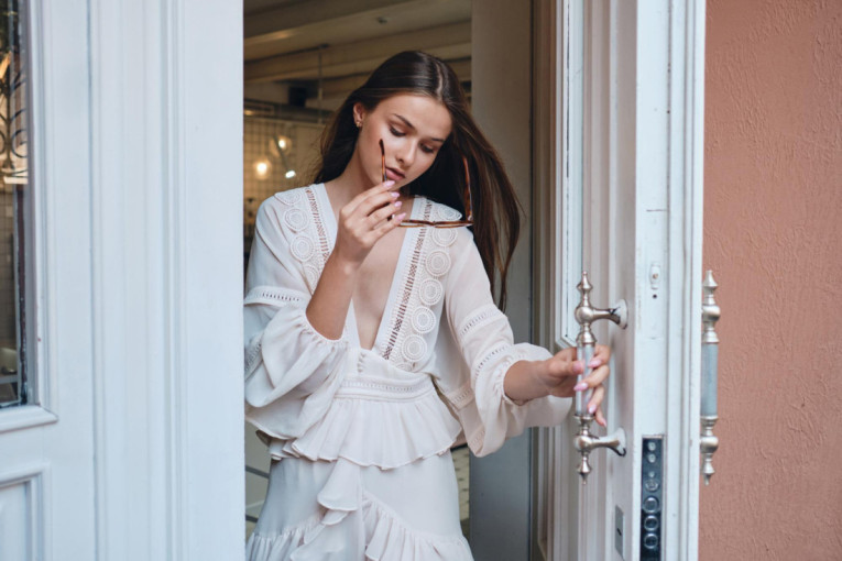 Vaša PVC vrata su požutela? Znamo nekoliko jednostavnih načina da vam bela stolarija ponovo zablista