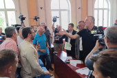 Jezivi snimci nasilja u Zaječaru! Izgubili izbore, a sad hoće da sruše Skupštinu grada! (FOTO/VIDEO)