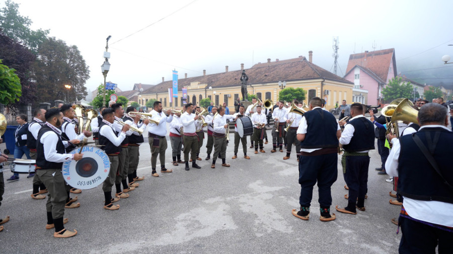 Tri dana trube, domaćih specijaliteta i veselja bez kraja: Najveća balkanska kafana otvara svoja vrata!