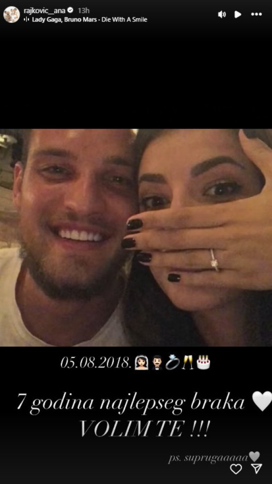 Luksuzan poklon i buket crvenih ruža: Fudbaler odrešio kesu, ovako je iznendio suprugu!