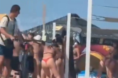 Opšta šorka na plaži! Žene skakale jedna po drugoj zbog pesme, uključili se i muškarci (VIDEO)