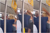 UZNEMIRUJUĆ SNIMAK Manijak nasred autobusa uhvatio ženu za glavu! Onda je usledio pravi horor! (VIDEO)
