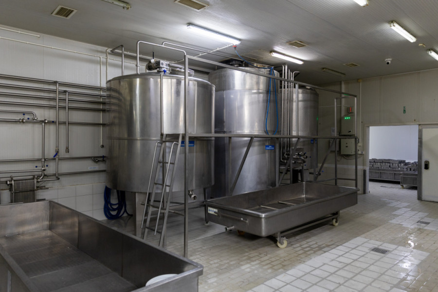 Kontrola u Kraljevu: Mlekara bez palminog ulja, samo čisto mleko (FOTO)