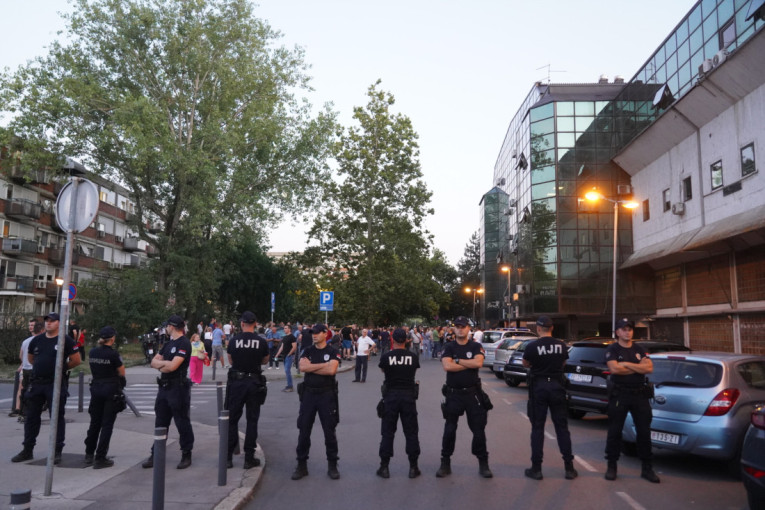 Blokaderi pokazali svoje pravo lice na Novom Beogradu: Bacali flaše i kamenice na SNS, čuo se i topovski udar! (FOTO)
