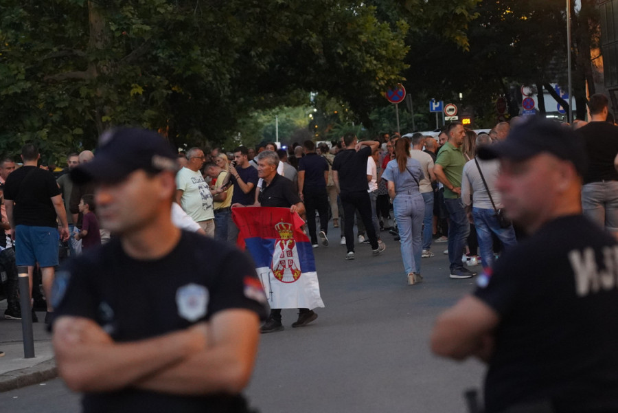 Blokaderi pokazali svoje pravo lice na Novom Beogradu: Bacali flaše i kamenice na SNS, čuo se i topovski udar! (FOTO)