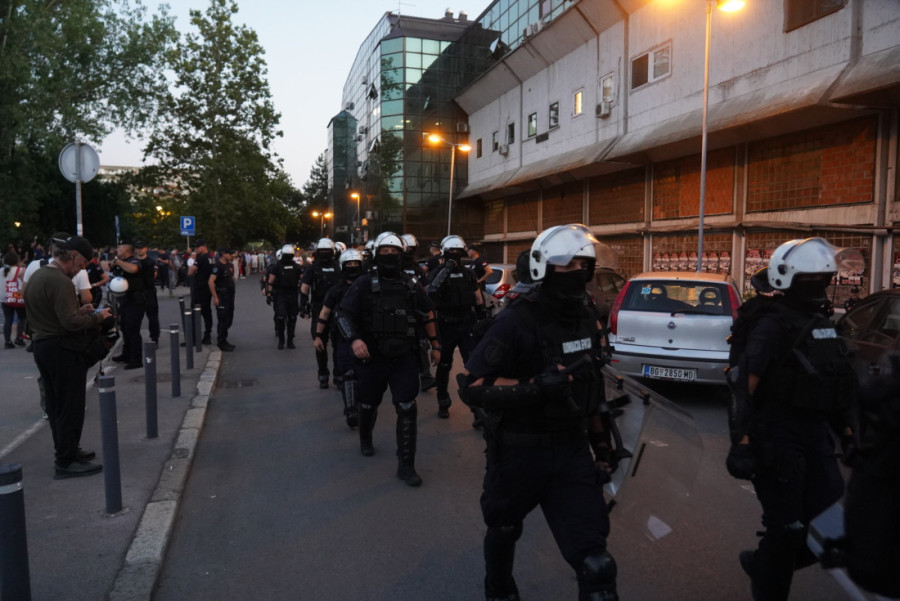 Blokaderi pokazali svoje pravo lice na Novom Beogradu: Bacali flaše i kamenice na SNS, čuo se i topovski udar! (FOTO)
