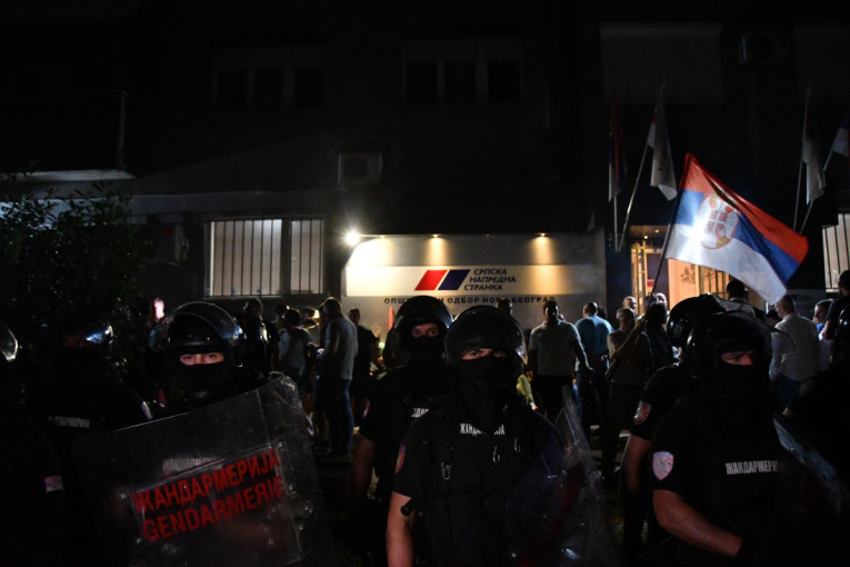 Oglasio se MUP: Do sada utvrđen identitet 15 lica u vezi sa oštećenjem stakla na prozoru mesnog odbora SNS-a