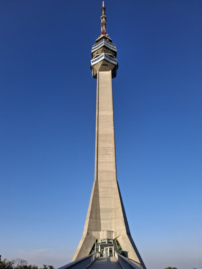 Zvezdani spektakl iznad Beograda: Kiša meteora večeras osvetljava Avalski toranj! (FOTO)