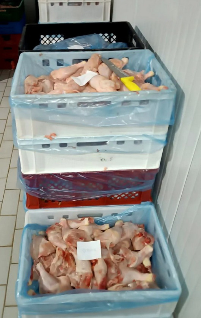 Ovako izgleda četrdeset tona pilećeg mesa zaraženog salmonelom: Spakovali ga u kese i gajbice (FOTO)