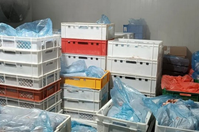 Ovako izgleda četrdeset tona pilećeg mesa zaraženog salmonelom: Spakovali ga u kese i gajbice (FOTO)