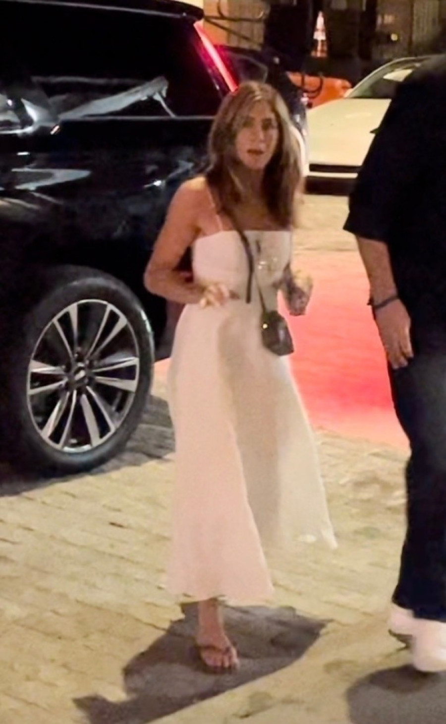 Čarolija u belom: Dženifer Aniston oduševila modnim izdanjem na večeri sa novim izabranikom (FOTO)