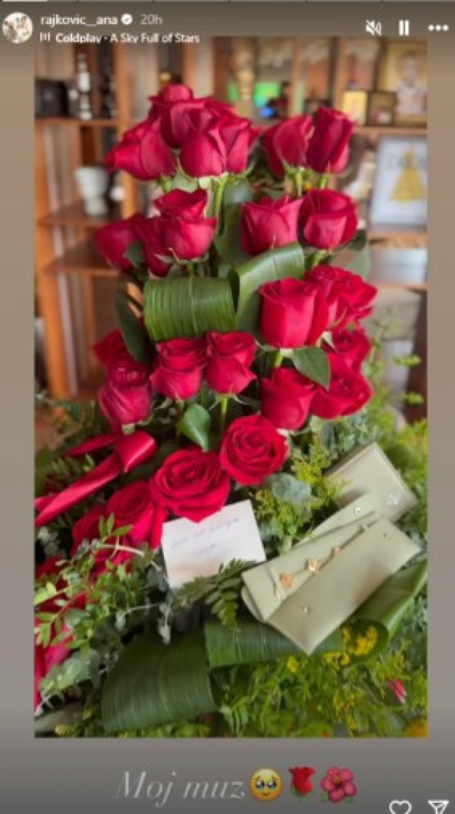 Luksuzan poklon i buket crvenih ruža: Fudbaler odrešio kesu, ovako je iznendio suprugu!