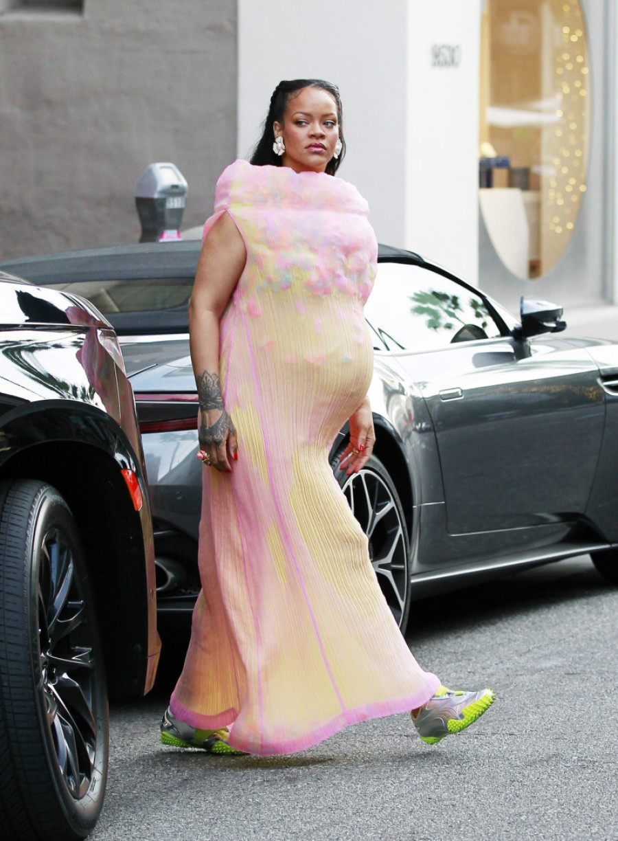 Izgleda kao da je od šećerne vune: Trudna Rijana šeta u haljini iz 2001. godine i retro patikama (FOTO)