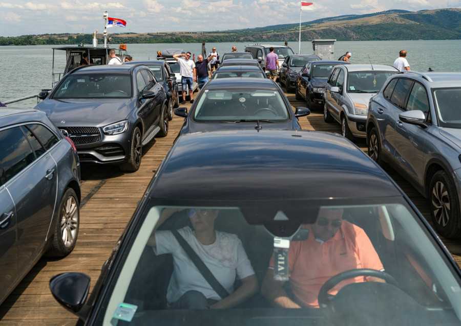 Skela koja život znači: Četiri generacije Sekulića spajaju dve obale Dunava, duže od veka voze ljude od Bele Crkve do Rama (VIDEO)