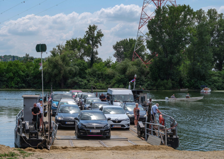 Skela koja život znači: Četiri generacije Sekulića spajaju dve obale Dunava, duže od veka voze ljude od Bele Crkve do Rama (VIDEO)