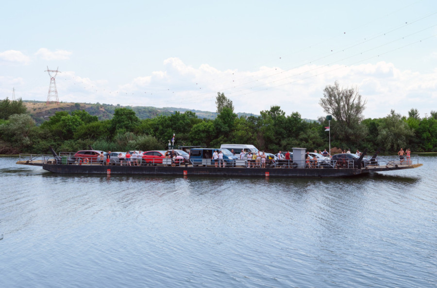 Skela koja život znači: Četiri generacije Sekulića spajaju dve obale Dunava, duže od veka voze ljude od Bele Crkve do Rama (VIDEO)