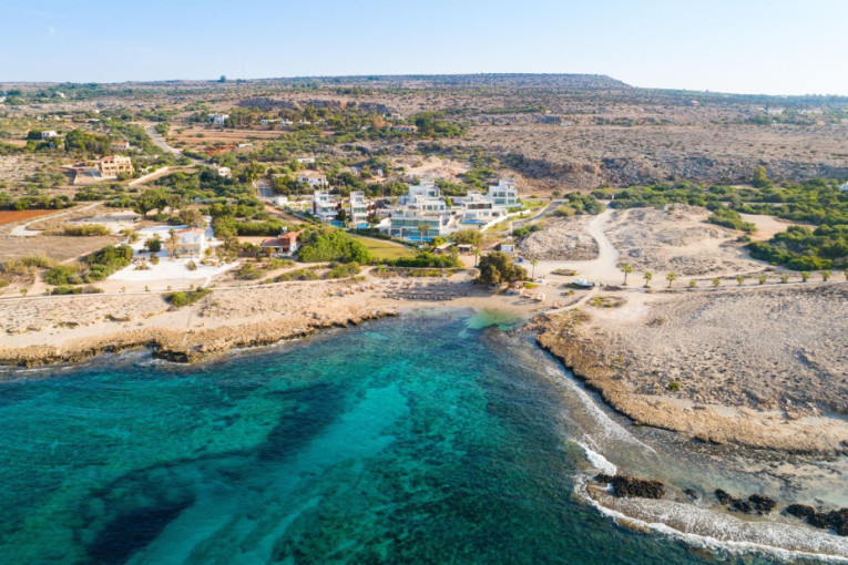 Skriveni biser Kipra:  Mala plaža koja očarava mekim peskom i prozirnom, tirkiznom vodom