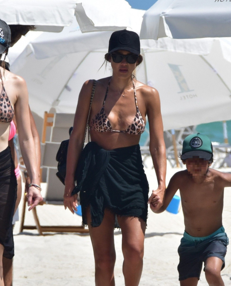 Dok svi pričaju o njenoj novoj romansi, Džesika Alba uživa: Evo ko joj pravi društvo! (FOTO)