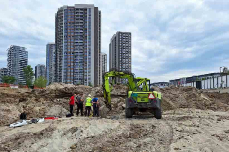 Drama na Karaburmi: Zapalio se automobil, zatvoren saobraćaj!