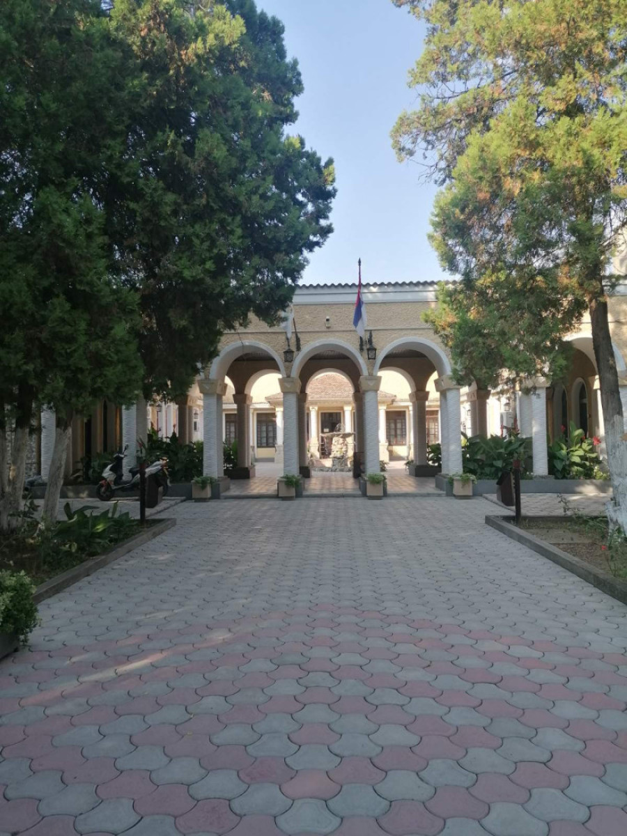 Jeli smo u restoranu u Zabeli gde rade osuđenici: Nismo pitali gde su učili da kuvaju, ali hrana je sjajna, a cene pristupačne (VIDEO)