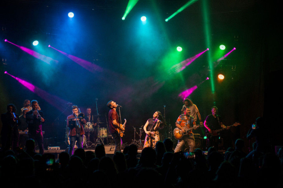 Večernji šapat pod krošnjama, glasna sreća u refrenima i dobra energija: Bend Ničim izazvan u Botaničkoj bašti (FOTO/VIDEO)