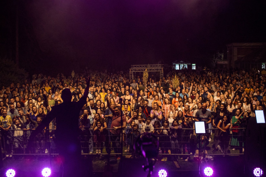 Večernji šapat pod krošnjama, glasna sreća u refrenima i dobra energija: Bend Ničim izazvan u Botaničkoj bašti (FOTO/VIDEO)