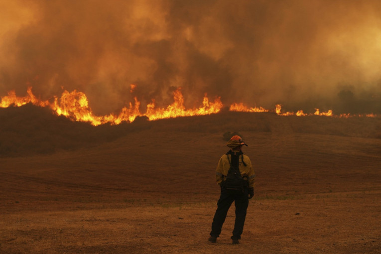 Paklena vatra guta Vezuv: Hiljade hektara uništeno, planinarske staze zatvorene (FOTO/VIDEO)