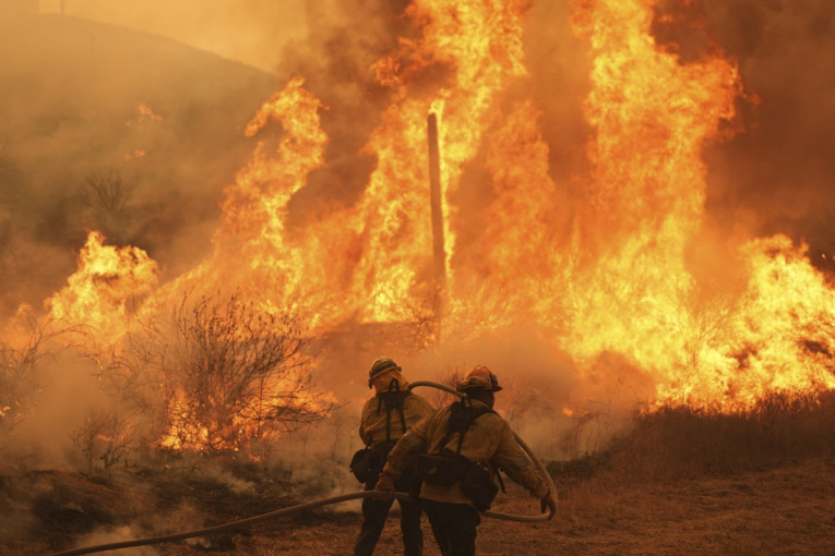 Bukti požar kod Los Anđelesa! Širi se neverovatnom brzinom, nekoliko hiljada ljudi se evakuiše (VIDEO/FOTO)