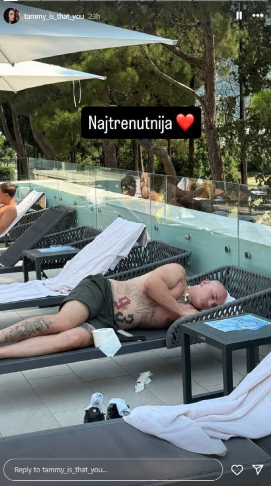 Desingerica na moru spava s toalet papirom: Privlači pažnju i u dubokom snu! (FOTO)